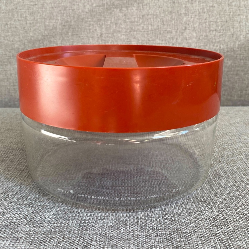 Vintage Pyrex glass food storage container